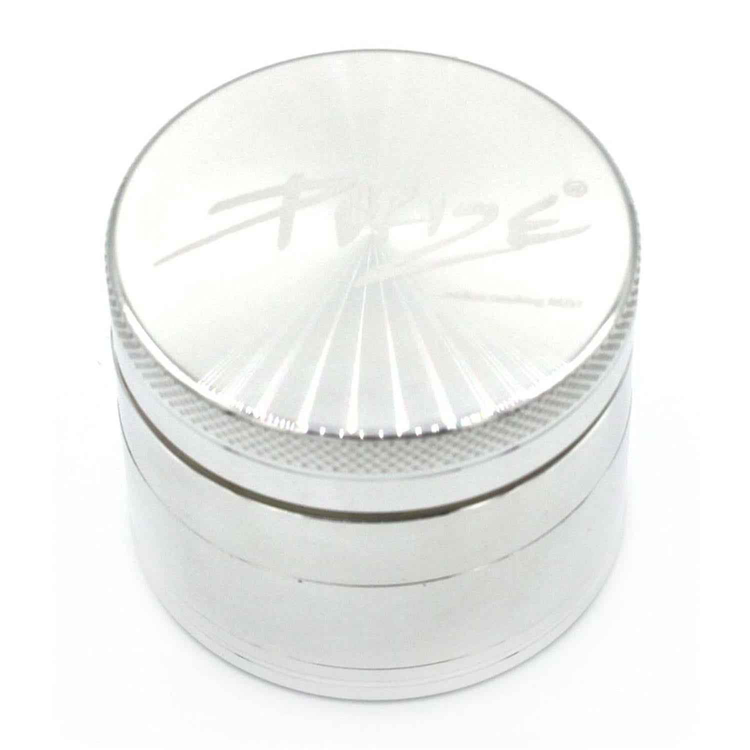 URIZE Grinder aus Aluminium in Silber, geschlossen mit graviertem PURIZE Logo und Sonnenschliff-Design auf dem Deckel